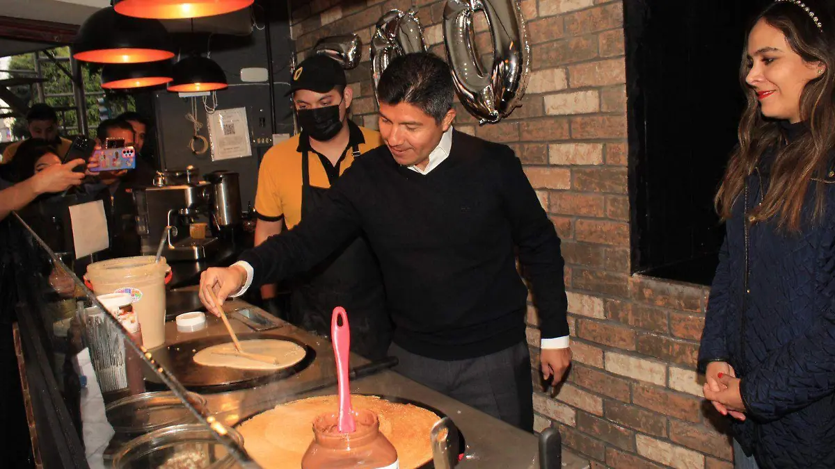 Eduardo rivera cocinando crepas